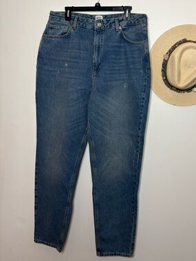 BDG High-Rise Mom Jeans in Medium Blue Wash